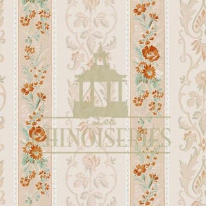 Puede incluir: Papel pintado crema con rayas verticales que presentan patrones florales y ornamentales. El dise&ntilde;o incluye flores naranjas, hojas verdes y un borde decorativo. El texto "Les Chinoiseries" es visible.
