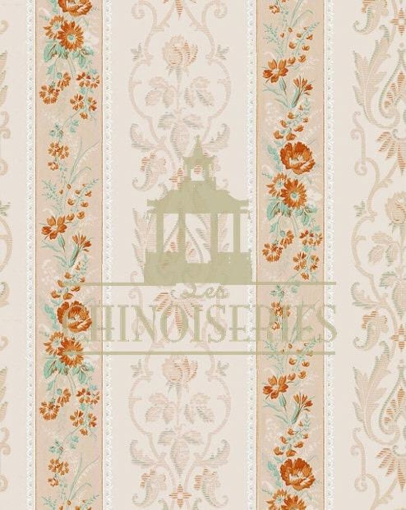 Puede incluir: Papel pintado crema con rayas verticales que presentan patrones florales y ornamentales. El dise&ntilde;o incluye flores naranjas, hojas verdes y un borde decorativo. El texto "Les Chinoiseries" es visible.