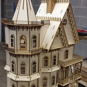 1:24 poppenhuisminiatuur houten poppenhuispakket, Victoriaans-gotisch, schaal van halve inch