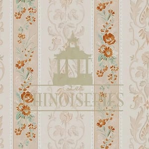 Puede incluir: Papel pintado vintage con un patr&oacute;n repetitivo de rayas verticales. El dise&ntilde;o presenta arreglos florales en naranja y verde, con un fondo color crema. El texto "les chinoiseries" es visible.