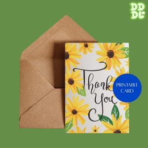 Könnte beinhalten: Eine Dankeskarte mit gelben Sonnenblumen und dem Schriftzug "Thank You" in schwarzer Schrift. Die Karte wird von einem braunen Umschlag und einem blauen Kreis mit der Aufschrift "Printable Card" begleitet. Der Hintergrund ist grün.