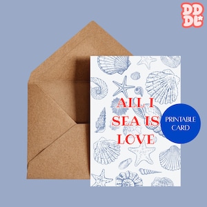 Op de afbeelding: Een witte wenskaart met een blauw lijnpatroon van diverse schelpen en zeesterren, met de rode tekst "ALL I SEA IS LOVE" in het midden op de voorzijde. De kaart ligt naast een geopende envelop van bruin kraftpapier.