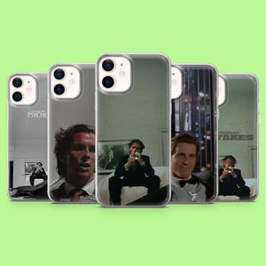 以下が含まれることがあります： 映画「アメリカン・サイコ」の画像が特徴の5つの携帯電話ケースのコレクション。ケースにはさまざまなシーンと「American Psycho」と「whatever takes」のテキストが表示されています。