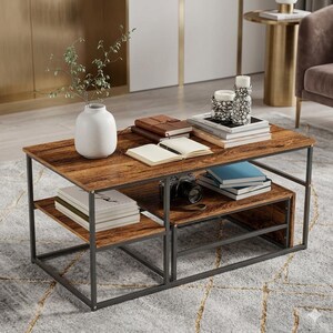 Peut inclure: Une table basse rectangulaire avec une finition en bois foncé et un cadre en métal noir. La table dispose d'un plateau principal et d'une étagère inférieure divisée en deux sections, offrant un espace de rangement pour des livres, un appareil photo et un vase blanc avec de la verdure.