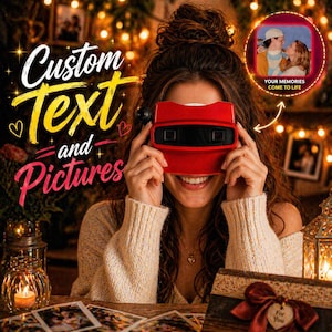 Pode incluir: Uma pessoa segura um visor View-Master vermelho, com o texto "Custom Text and Pictures" em uma fonte estilizada. A imagem inclui uma pequena foto e a frase "Your Memories Come to Life."