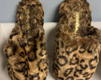 Pantuflas de piel sintética con estampado de leopardo de Michael Kors