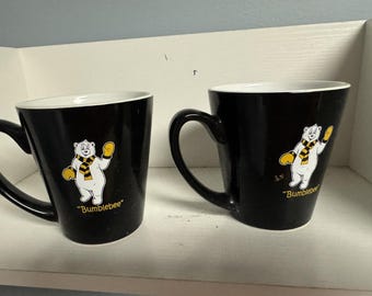 Taza de cerámica negra con diseño de abejorro - El tren a la ciudad de Navidad
