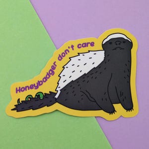Naklejka Honey Badger - Honey Badger Don’t Care Vinyl Sticker, Chaotyczny mem ze zwierzętami, Prezent z kultury internetowej