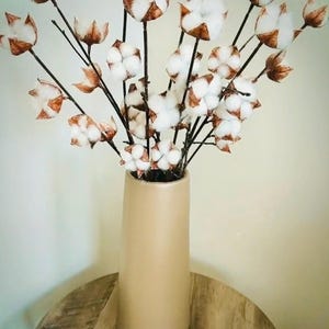 Puede incluir: Un juego de tres tazas de cerámica con un acabado mate moteado. Las tazas son en tonos crema, gris claro y gris oscuro. Cada taza tiene un diseño simple y minimalista, ideal para café o té.