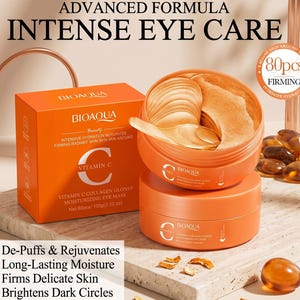 Op de afbeelding: Oranje dozen en containers met BIOAQUA Vitamine C Collageen hydraterende oogmaskers. De verpakking bevat de tekst "INTENSE EYE CARE" en "80pcs". De afbeelding bevat ook de tekst "De-Puffs & Rejuvenates", "Long-Lasting Moisture", "Firms Delicate Skin" en "Brightens Dark Circles".