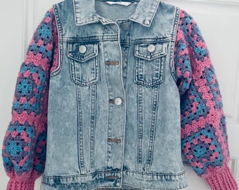 Giacca di jeans riciclata con maniche all'uncinetto fatte a mano: un pezzo unico.