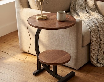 Mesa lateral em formato de C com 2 prateleiras redondas | Madeira de nogueira e estrutura de metal preto | Mesa de apoio para sofá | Decoração moderna escandinava | Sala de estar