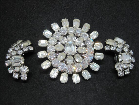 Vintage Silver Tone Pin Brooch 31 Prong Set Round Oval Glass Rhinestone Regal Round Setting Art Deco Style #2580