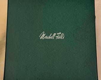 Vintage Marshall Field Chicago Box – Klassisches Grünes Logo Erinnerungsstück (6 x 6 Inch) MACHEN SIE EIN ANGEBOT!