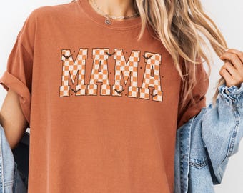 Comfort Colors® Mama Kariertes Halloween Shirt, Orange Kariertes Varsity T-Shirt, Retro Herbst Mama T-Shirt Geschenk