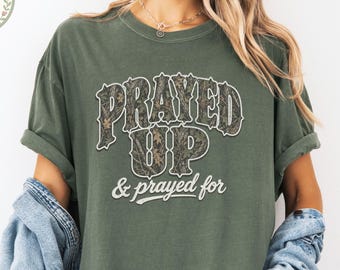 Comfort Colors® Prayed Up Shirt, Distressed Forest Camo Christian T-Shirt, Western Glaube Grafik-Shirt für Sie