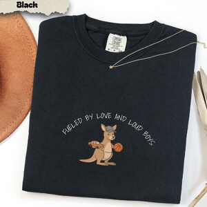 Camiseta Comfort Colors Kangaroo Mama, Fueled by Love Loud Boys, Camiseta para mamás de niños imagen 3