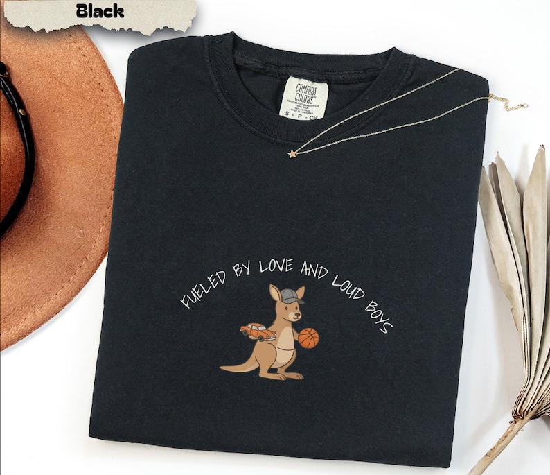 Camiseta Comfort Colors Kangaroo Mama, Fueled by Love Loud Boys, Camiseta para mamás de niños imagen 3