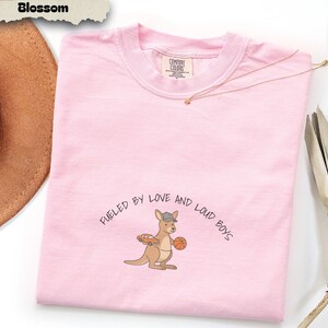 Camiseta Comfort Colors Kangaroo Mama, Fueled by Love Loud Boys, Camiseta para mamás de niños imagen 4