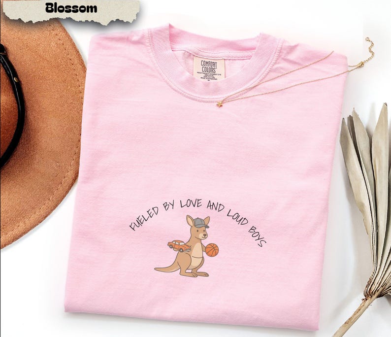 Camiseta Comfort Colors Kangaroo Mama, Fueled by Love Loud Boys, Camiseta para mamás de niños imagen 4