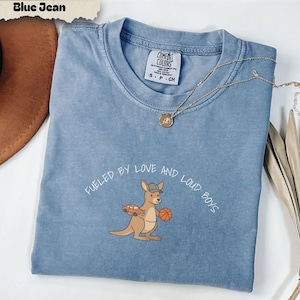 Camiseta Comfort Colors Kangaroo Mama, Fueled by Love Loud Boys, Camiseta para mamás de niños imagen 2