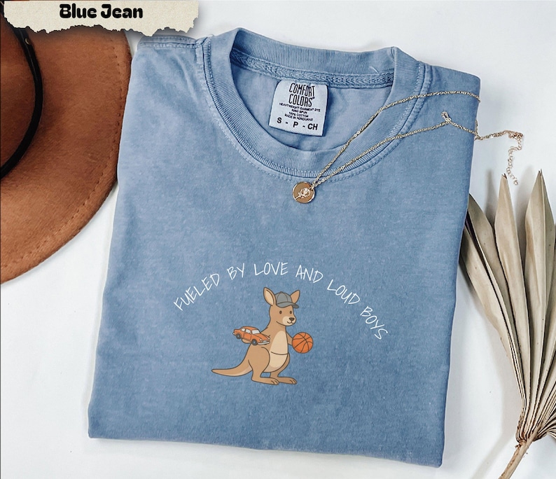 Camiseta Comfort Colors Kangaroo Mama, Fueled by Love Loud Boys, Camiseta para mamás de niños imagen 2