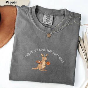 Camiseta Comfort Colors Kangaroo Mama, Fueled by Love Loud Boys, Camiseta para mamás de niños imagen 5