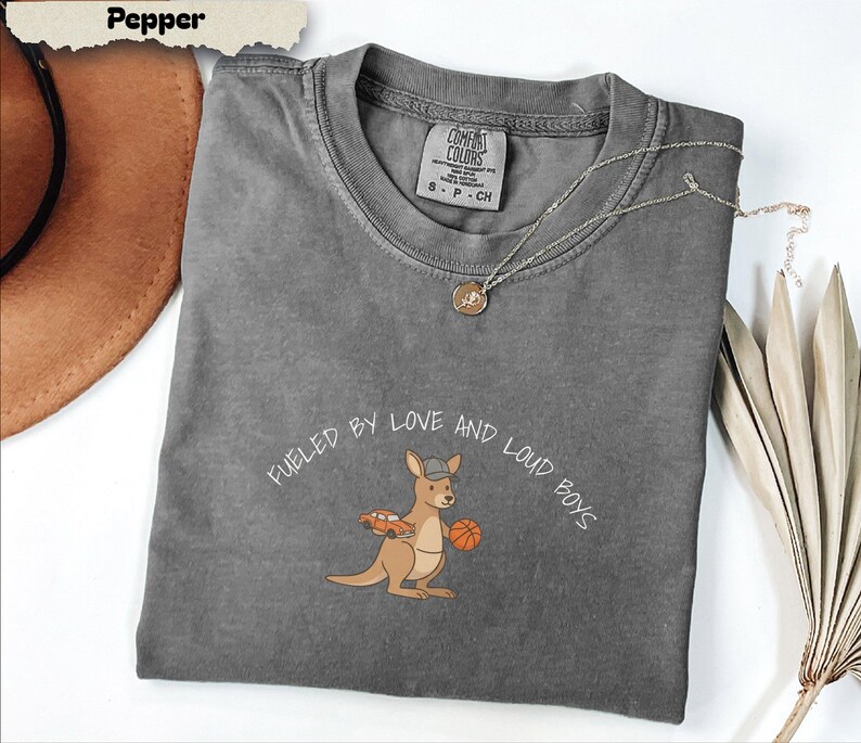 Camiseta Comfort Colors Kangaroo Mama, Fueled by Love Loud Boys, Camiseta para mamás de niños imagen 5