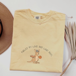 Camiseta Comfort Colors Kangaroo Mama, Fueled by Love Loud Boys, Camiseta para mamás de niños imagen 1