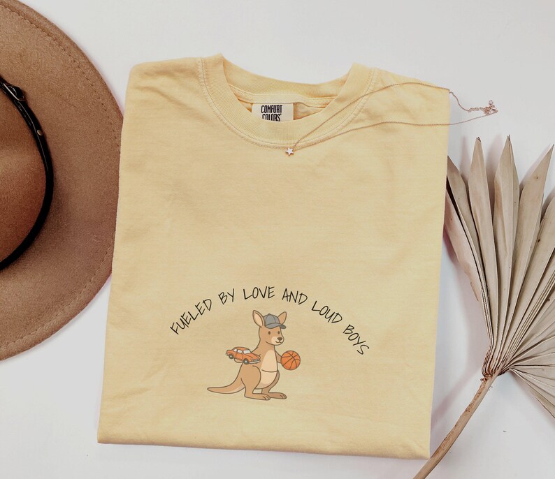 Camiseta Comfort Colors Kangaroo Mama, Fueled by Love Loud Boys, Camiseta para mamás de niños imagen 1