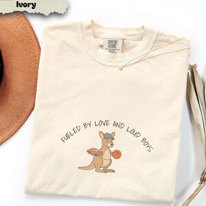 Camiseta Comfort Colors Kangaroo Mama, Fueled by Love Loud Boys, Camiseta para mamás de niños imagen 6