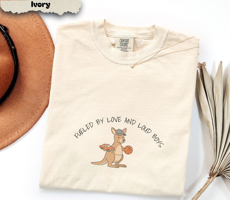 Camiseta Comfort Colors Kangaroo Mama, Fueled by Love Loud Boys, Camiseta para mamás de niños imagen 6