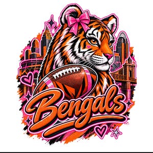 Könnte beinhalten: Eine grafische Illustration eines Tigers mit einer rosa Schleife vor einer Skyline und einer Brücke. Ein Football liegt vor dem Tiger. Das Wort Bengals ist in großer, oranger Schreibschrift darunter zu sehen. Rosa Herzen und Sterne umgeben das Motiv.