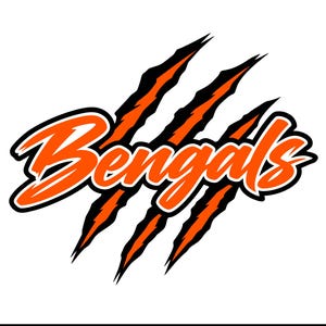 Puede incluir: Un diseño gráfico que presenta la palabra Bengals en letras naranjas con un grueso contorno negro, superpuesto por tres marcas de garras negras diagonales y afiladas. El texto está estilizado con una fuente negrita e inclinada, creando un efecto visual dinámico.