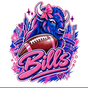 Puede incluir: Una ilustración gráfica digital que muestra un bisonte azul con un lazo rosa en la cabeza, situado sobre un balón de fútbol americano marrón y la palabra Bills en letra cursiva rosa brillante, con un estadio, corazones y estrellas.