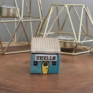 Minicasa de cerámica hecha a mano con un toque playero. Un regalo ideal para decorar el hogar. Perfecta para amantes de las plantas, jardines de hadas y terrarios.