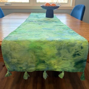 Groene handgeverfde katoenen tafelloper met kwastjes 72" - gemarmerde aquarel tie-dye