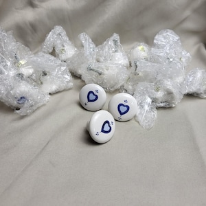 Lote de 18 pomos de cerámica para cajones, color blanco y azul, con forma de corazón, para armarios, con tornillos.