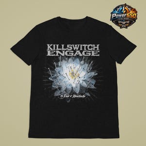Può includere: T-shirt nera con il nome della band "KILLSWITCH ENGAGE" sopra una grafica floreale con aghi. Il testo "The End of Heartache" è sotto il fiore. Un logo "Power650 Etsy Shop" è nell'angolo in alto a destra.