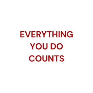 Könnte beinhalten: Weißer Hintergrund mit rotem Text: „EVERYTHING YOU DO COUNTS“. Über dem Text befindet sich eine rote Linie mit Pfeilen und einem Herz. Darunter steht „Inspired by Brain Book“ in Schreibschrift.