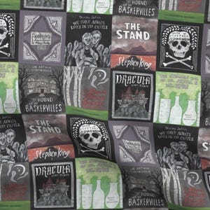 Könnte beinhalten: Stoff mit einem sich wiederholenden Muster von Buchcovern. Zu den Titeln gehören "Dracula", "The Stand" und "The Hound of the Baskervilles". Das Design zeigt Schädel, Geister und Laborflaschen in einem Patchwork-Stil.