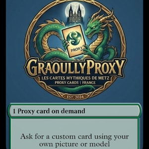 Peut inclure: Une carte proxy personnalisée rectangulaire avec une illustration de dragon vert dans un cadre circulaire, un fond bleu foncé et du texte incluant Custom Card, GraoullyProxy, Les Cartes Mythiques de Metz, 1 Proxy card on demand et 2026 P.