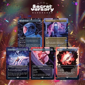 Può includere: Una collezione di cinque carte collezionabili Magic: The Gathering dal Secretversary Superdrop 2023. Le carte presentano illustrazioni artistiche di temi spaziali e cosmici, tra cui Thought Vessel, Command Tower, Arcane Signet, Lightning Greaves e Sol Ring, il tutto su uno sfondo di fuochi d'artificio colorati.