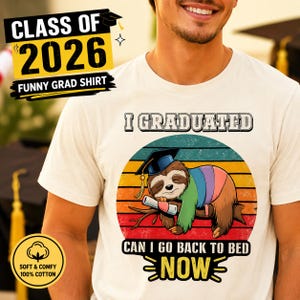以下が含まれることがあります： 「CLASS OF 2026 FUNNY GRAD SHIRT」の文字が入ったクリーム色のTシャツ。卒業キャップとガウンを着たナマケモノのグラフィックがあり、「I GRADUATED CAN I GO BACK TO BED NOW」の文字が入っています。