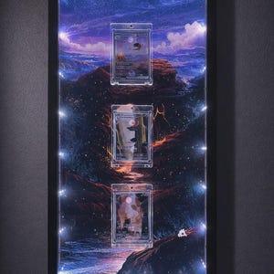 Può includere: Una vetrina con cornice nera con tre carte collezionabili. Lo sfondo è un paesaggio fantasy con un fiume, montagne e un cielo stellato. La vetrina è illuminata da piccole luci bianche.