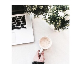 Puede incluir: Una computadora portátil, una taza de café y dos plantas en macetas están dispuestas sobre una superficie blanca. El texto "Content Plan for Realtors" está en la parte superior. El texto inferior dice "INCLUDES HOOKS, CONTENT IDEAS & CAPTIONS THAT CONVERT POSTS INTO CLIENTS!"