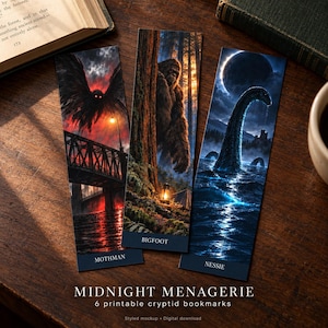 Può includere: Tre segnalibri rettangolari con illustrazioni di criptidi. A sinistra Mothman sopra un ponte, al centro Bigfoot in una foresta con una lanterna, e a destra Nessie in acqua sotto un'eclissi. Ognuno riporta un'etichetta: MOTHMAN, BIGFOOT, NESSIE.