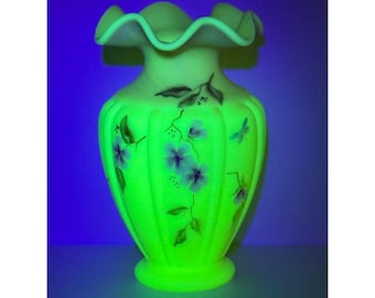 Jarrón floral Fenton Uranium con volantes y libélula pintado a mano por T. Neader #100 Glow