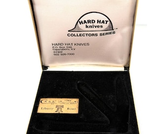 Estuche XX 1982 Liberty Bowl Hard Hat, uno de los 1000 ejemplares.