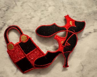 Parche bordado de tacón alto rojo y negro (3 1/4” x 2 1/2”)